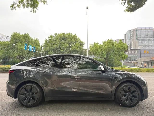 Tesla Model Y — Фото автомобиля 6