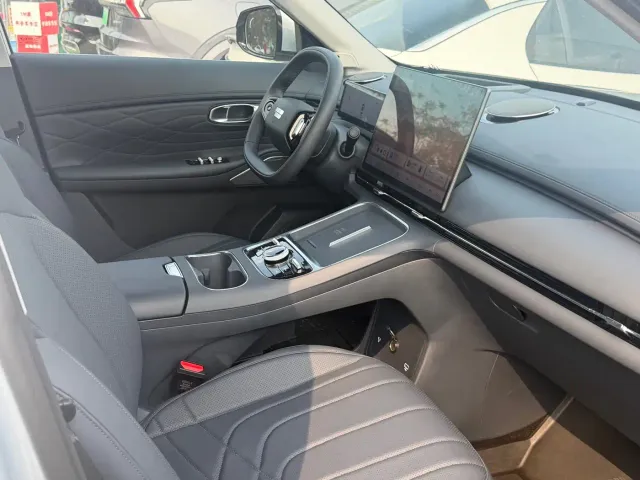 Geely Galaxy Starship 7 EM-i — Фото автомобиля 13