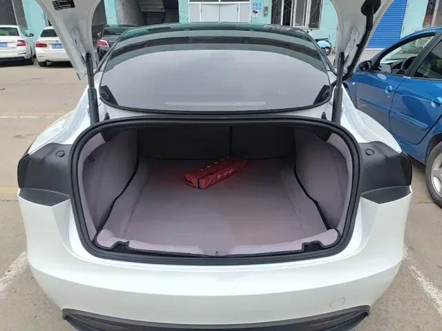 Tesla Model 3 — Фото автомобиля 18