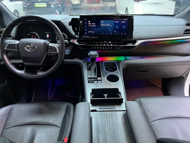 Toyota Sienna — Фото автомобиля 11