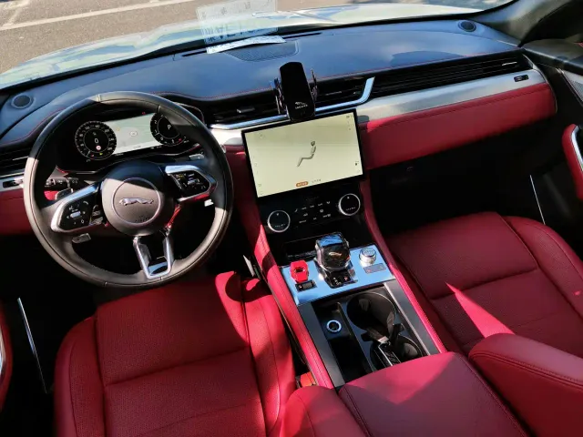 Jaguar F-Pace — Фото автомобиля 17