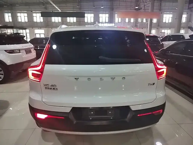 Volvo XC40 — Фото автомобиля 3