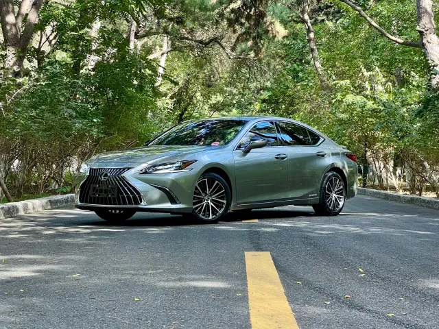 Фотография автомобиля — Lexus ES