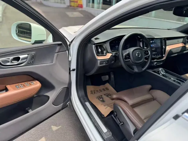 Volvo XC60 — Фото автомобиля 4