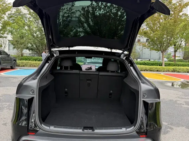 Tesla Model Y — Фото автомобиля 7