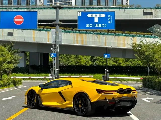Lamborghini Revuelto — Фото автомобиля 9