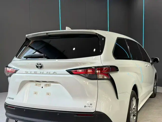 Toyota Sienna — Фото автомобиля 8