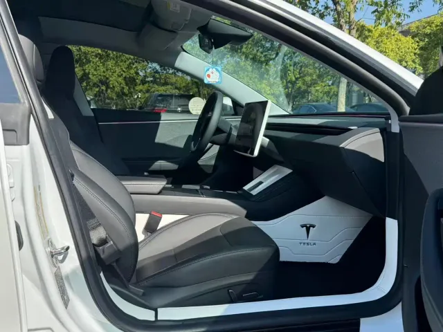 Tesla Model 3 — Фото автомобиля 6