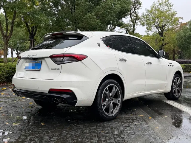 Maserati Levante — Фото автомобиля 11