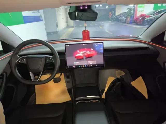 Tesla Model 3 — Фото автомобиля 9