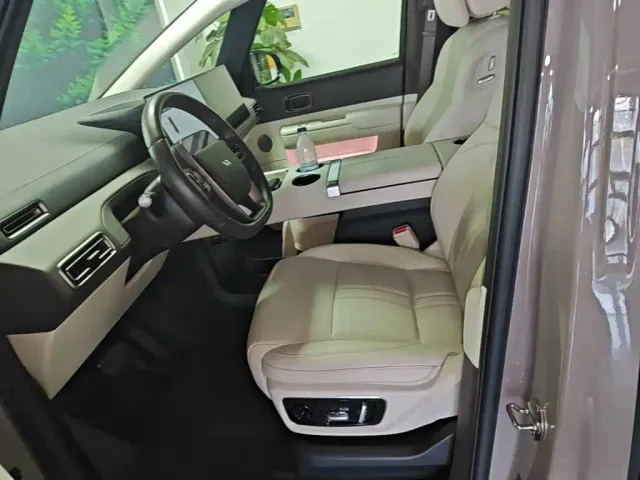 Li Auto MEGA — Фото автомобиля 14