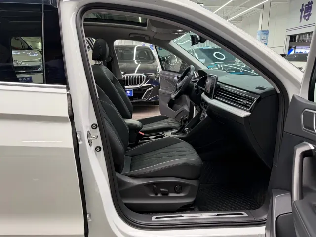 Volkswagen Tiguan L — Фото автомобиля 15