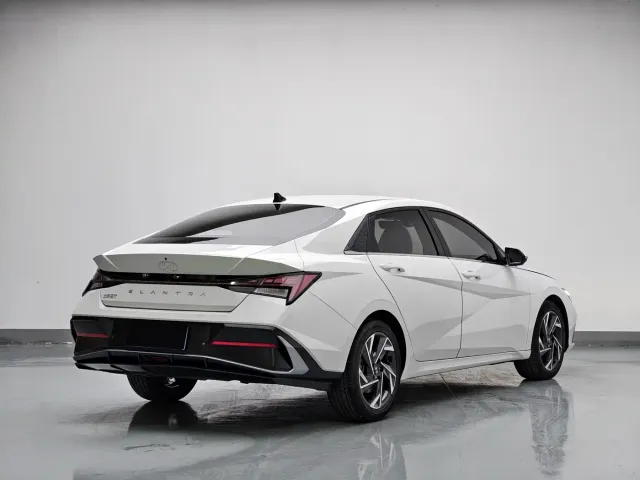 Hyundai Elantra — Фото автомобиля 5