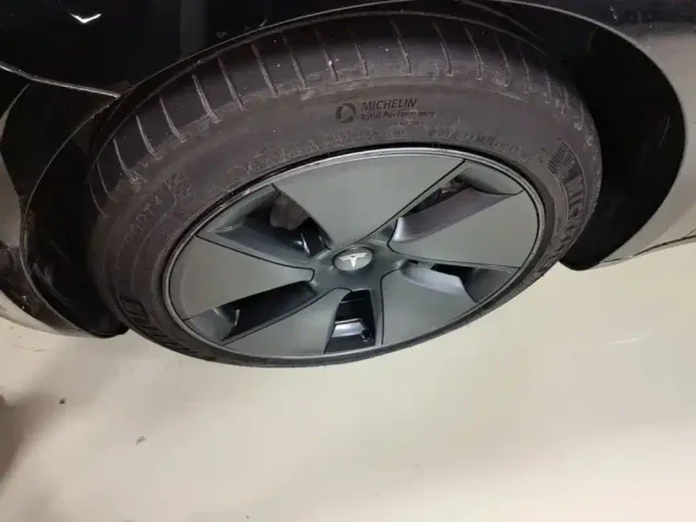 Tesla Model 3 — Фото автомобиля 22