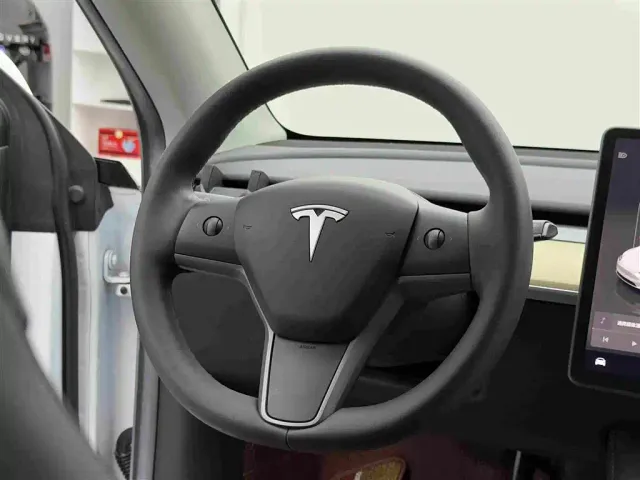 Tesla Model Y — Фото автомобиля 13