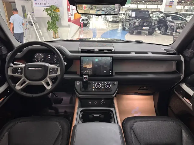 Land Rover Defender — Фото автомобиля 12