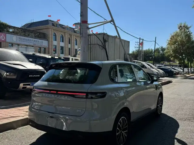 Leapmotor B10 — Фото автомобиля 7