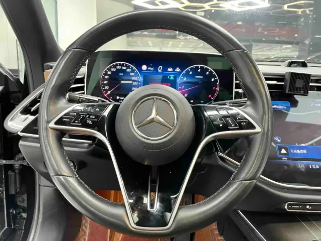 Mercedes-Benz E-Class — Фото автомобиля 14