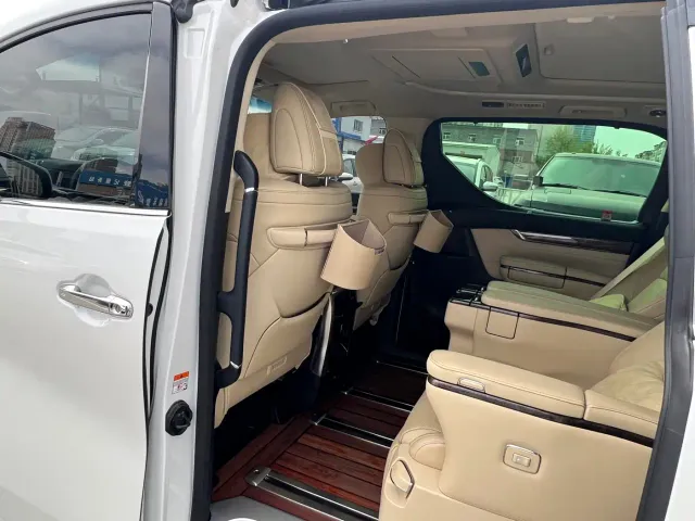 Toyota Alphard — Фото автомобиля 6