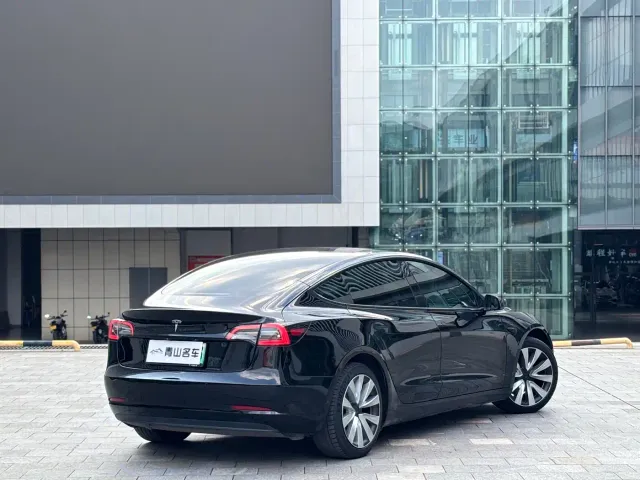 Tesla Model 3 — Фото автомобиля 14