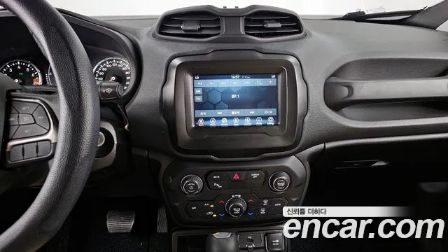Jeep Renegade — Фото автомобиля 15