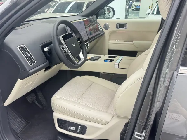 Li Auto L8 — Фото автомобиля 4