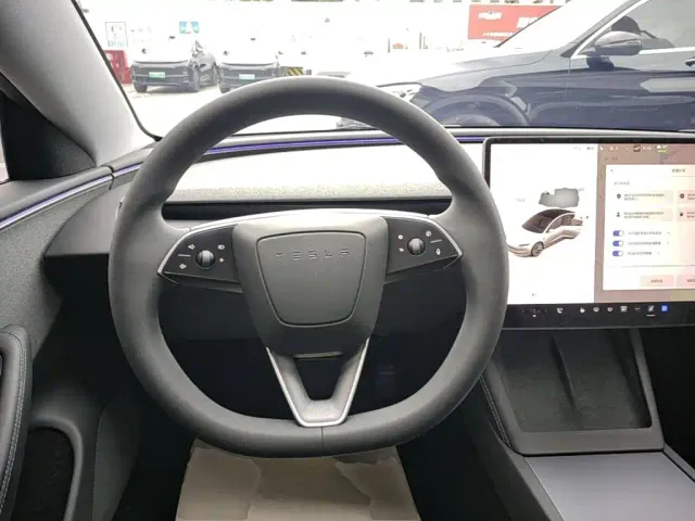 Tesla Model 3 — Фото автомобиля 10