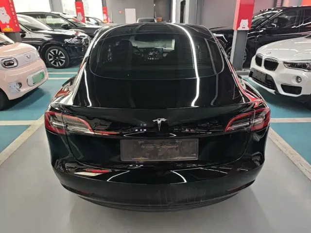 Tesla Model 3 — Фото автомобиля 5