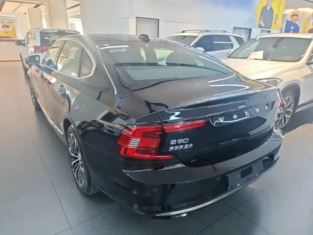 Volvo S90 — Фото автомобиля 4