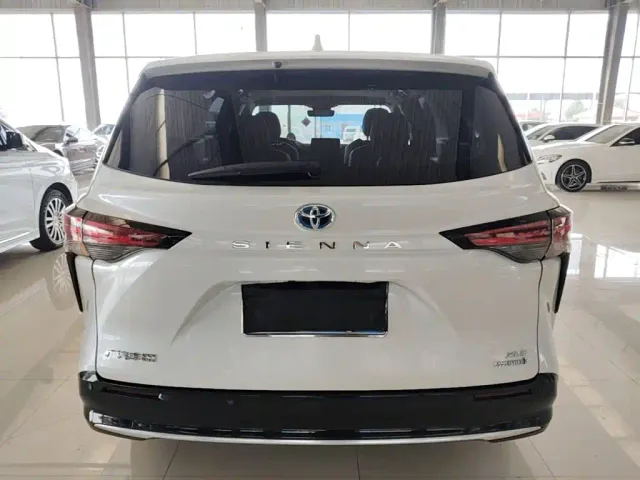 Toyota Toyota Sienna 2023 2.5L Hybrid Luxury Edition — Фото автомобиля 5