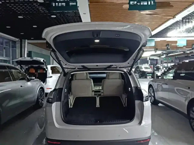 Li Auto i8 — Фото автомобиля 18