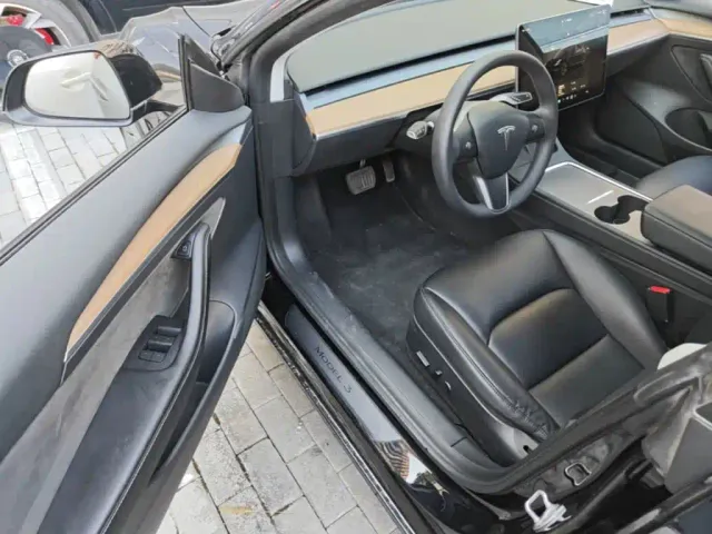 Tesla Model 3 — Фото автомобиля 15