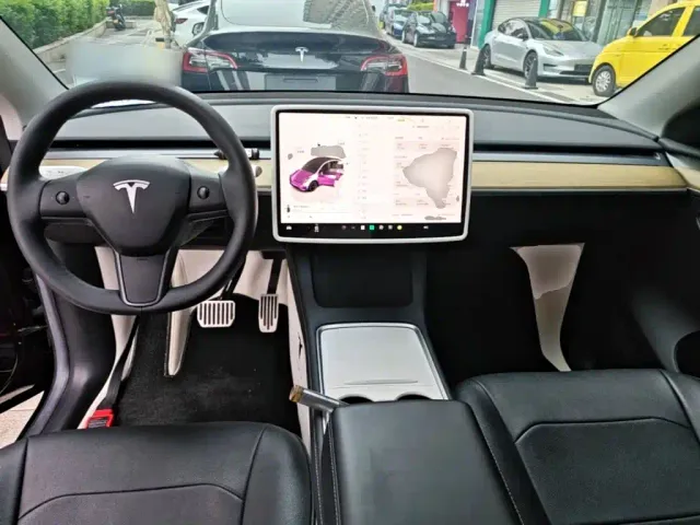Tesla Model Y — Фото автомобиля 9