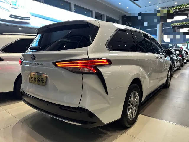 Toyota Sienna — Фото автомобиля 6