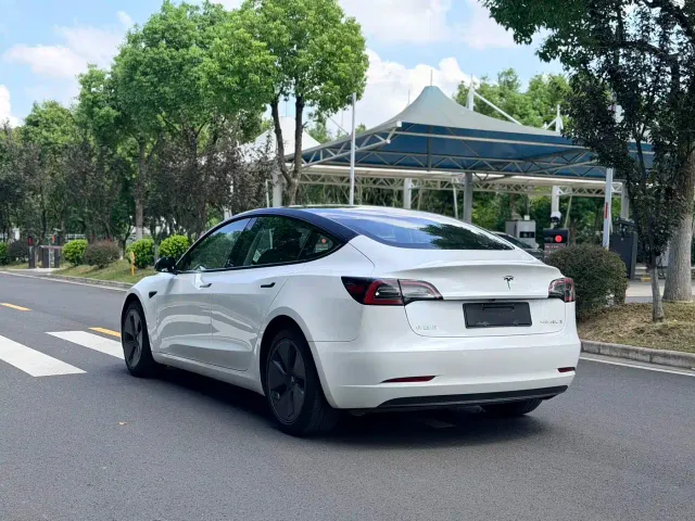 Tesla Model 3 — Фото автомобиля 5