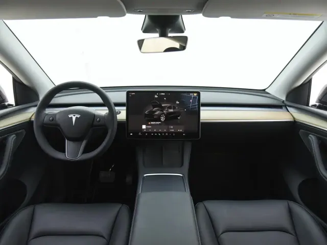 Tesla Model Y — Фото автомобиля 6
