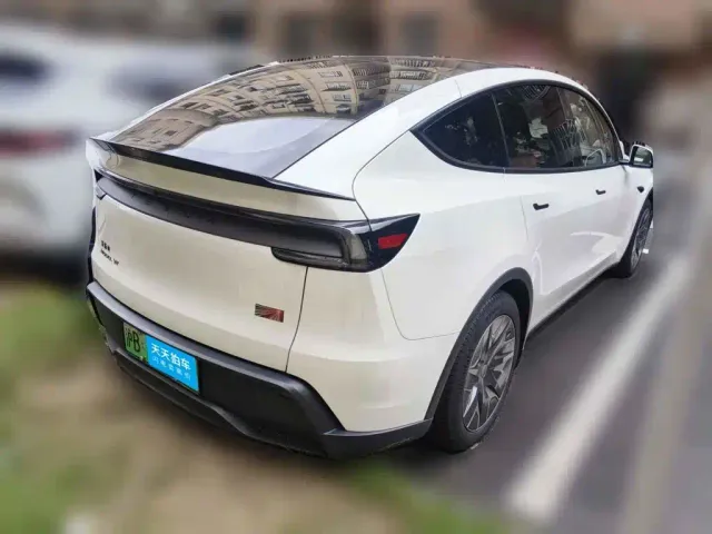 Tesla Model Y L — Фото автомобиля 2