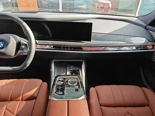BMW i7 — Фото автомобиля 15