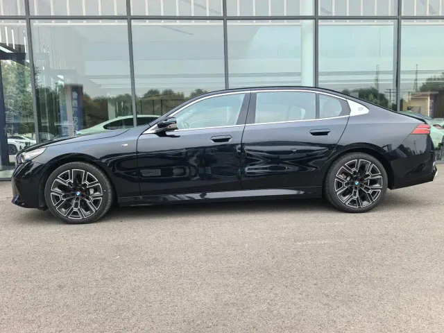 BMW 5 Series — Фото автомобиля 3