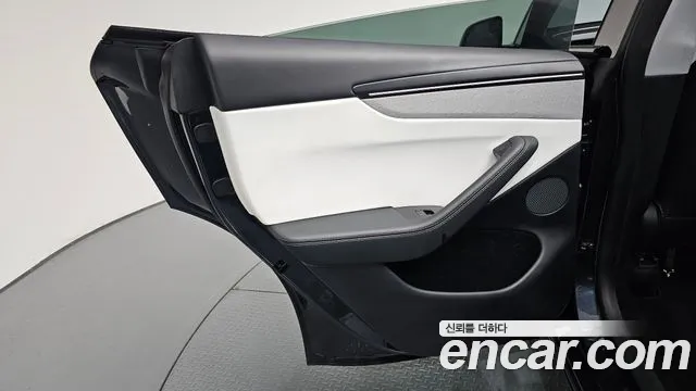 Tesla Model Y — Фото автомобиля 13