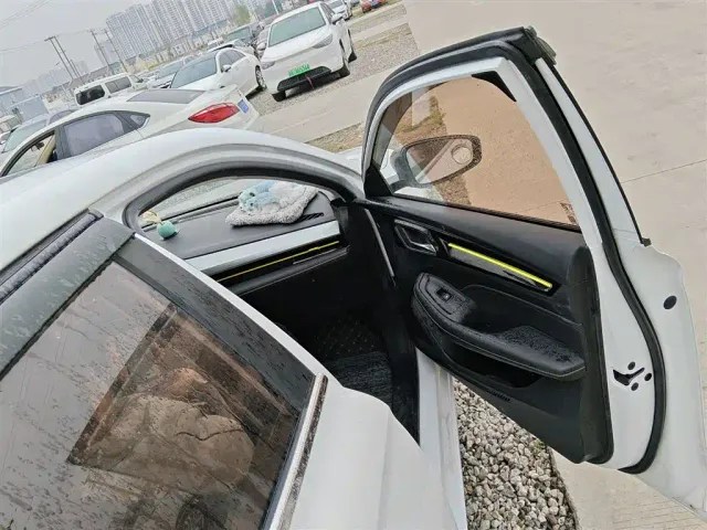 Roewe i5 — Фото автомобиля 19