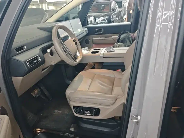 Li Auto MEGA — Фото автомобиля 14