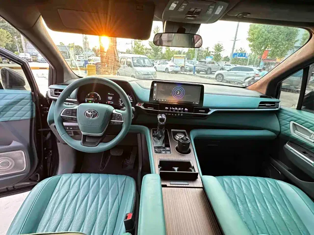 Toyota Sienna — Фото автомобиля 7