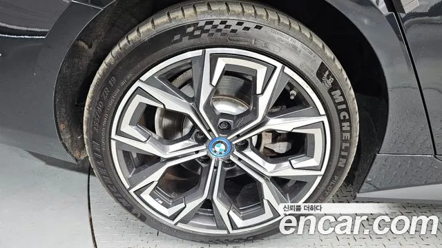 BMW i4 — Фото автомобиля 5