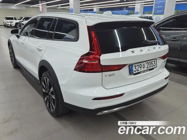 Вольво V60 V60 Cross Country 2 поколение B5 Ultimate AWD — Фото автомобиля 4