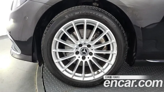 Mercedes-Benz E-Class — Фото автомобиля 5
