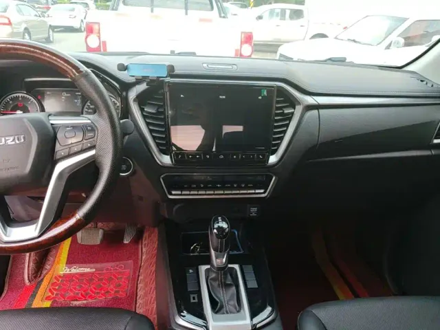 Isuzu D-MAX — Фото автомобиля 12