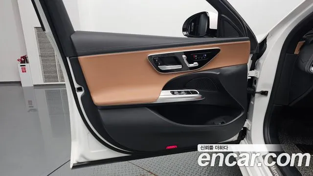 Mercedes-Benz E-Class — Фото автомобиля 23