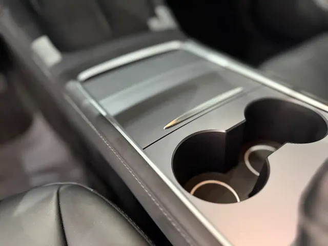 Tesla Model 3 — Фото автомобиля 12