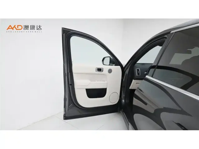 Li Auto L8 — Фото автомобиля 11
